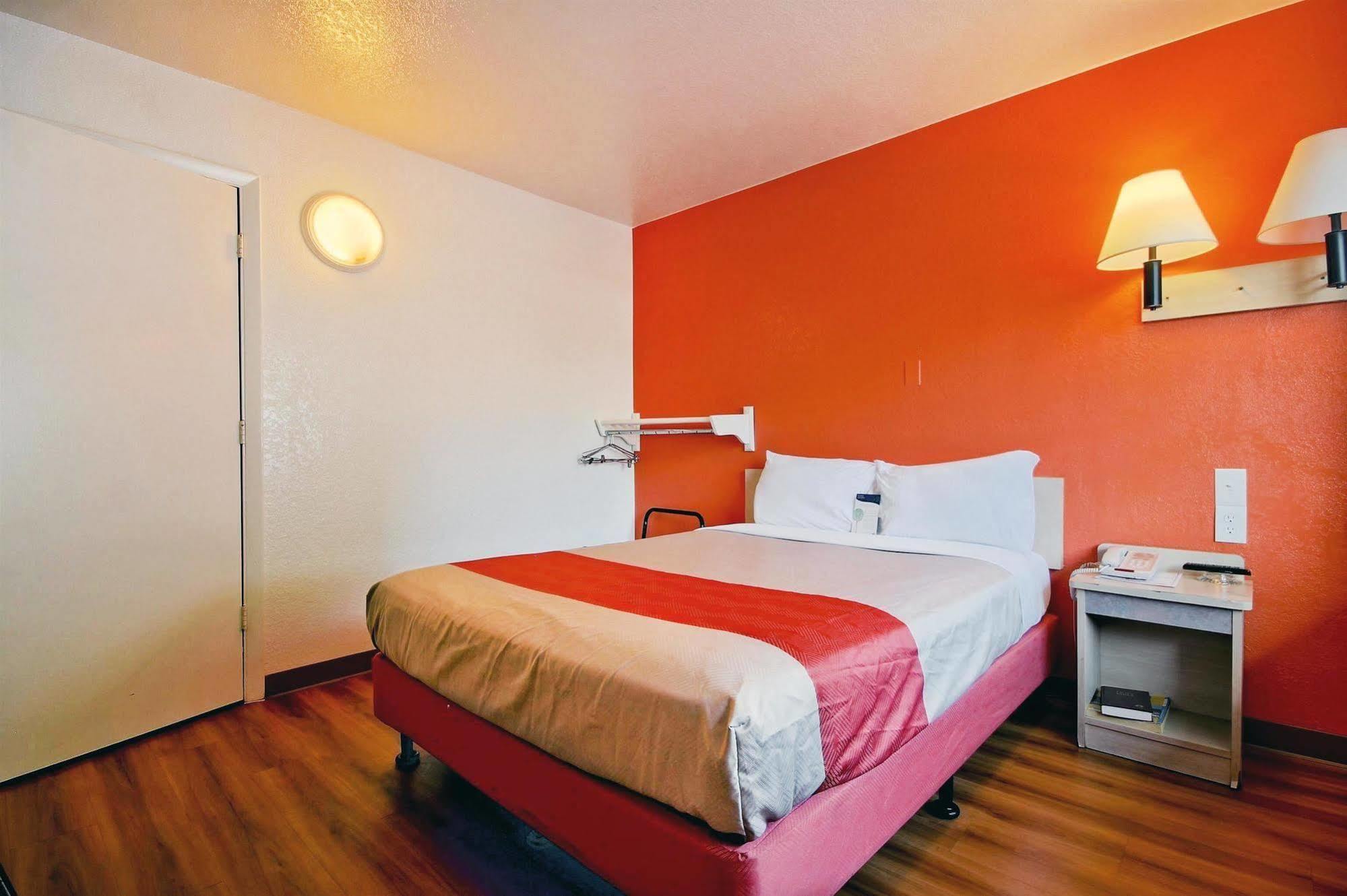 แทรเวลลอดจ์ บาย วินด์แฮม พอมพาโน บีช Hotel ปอมปาโนบีช ภายนอก รูปภาพ